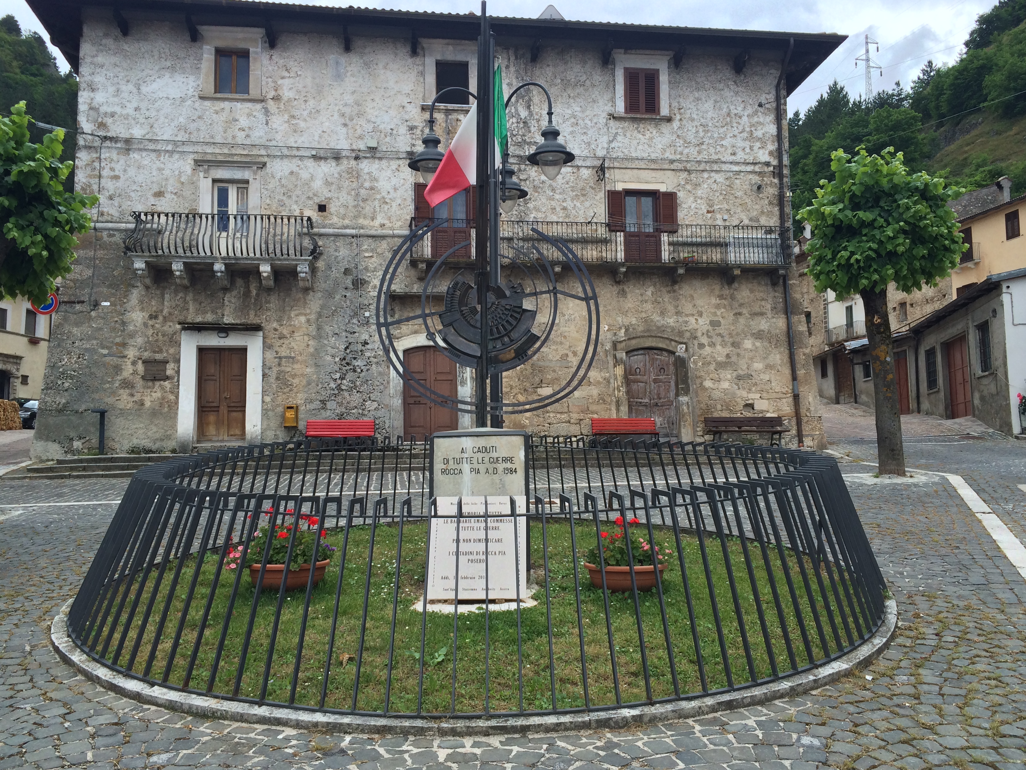 monumento ai caduti - ad emiciclo - ambito abruzzese (seconda metà XX sec)