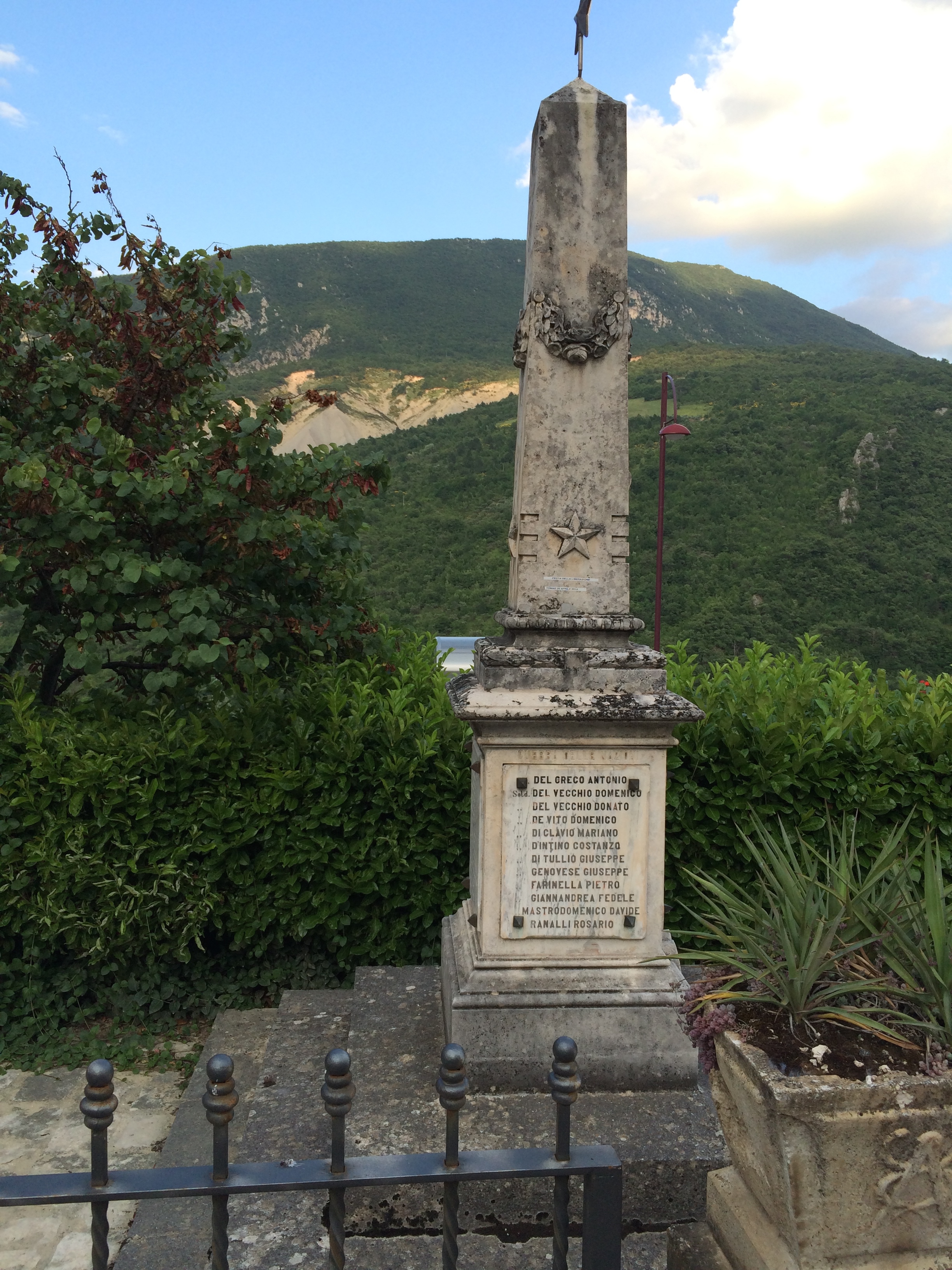 monumento ai caduti - ad obelisco - ambito abruzzese (seconda metà XX sec)