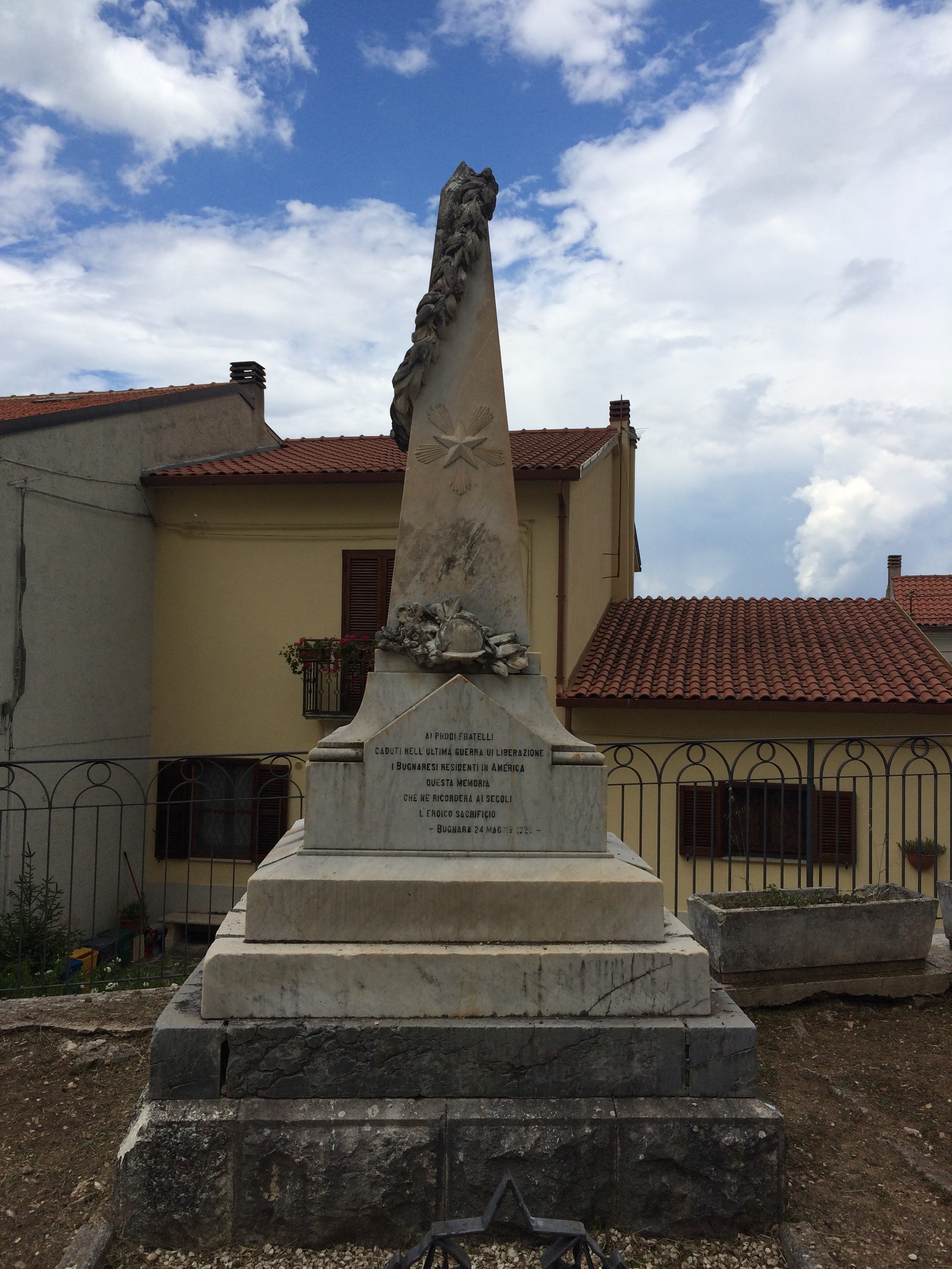 monumento ai caduti - ad obelisco - bottega carrarese (prima metà XX sec)