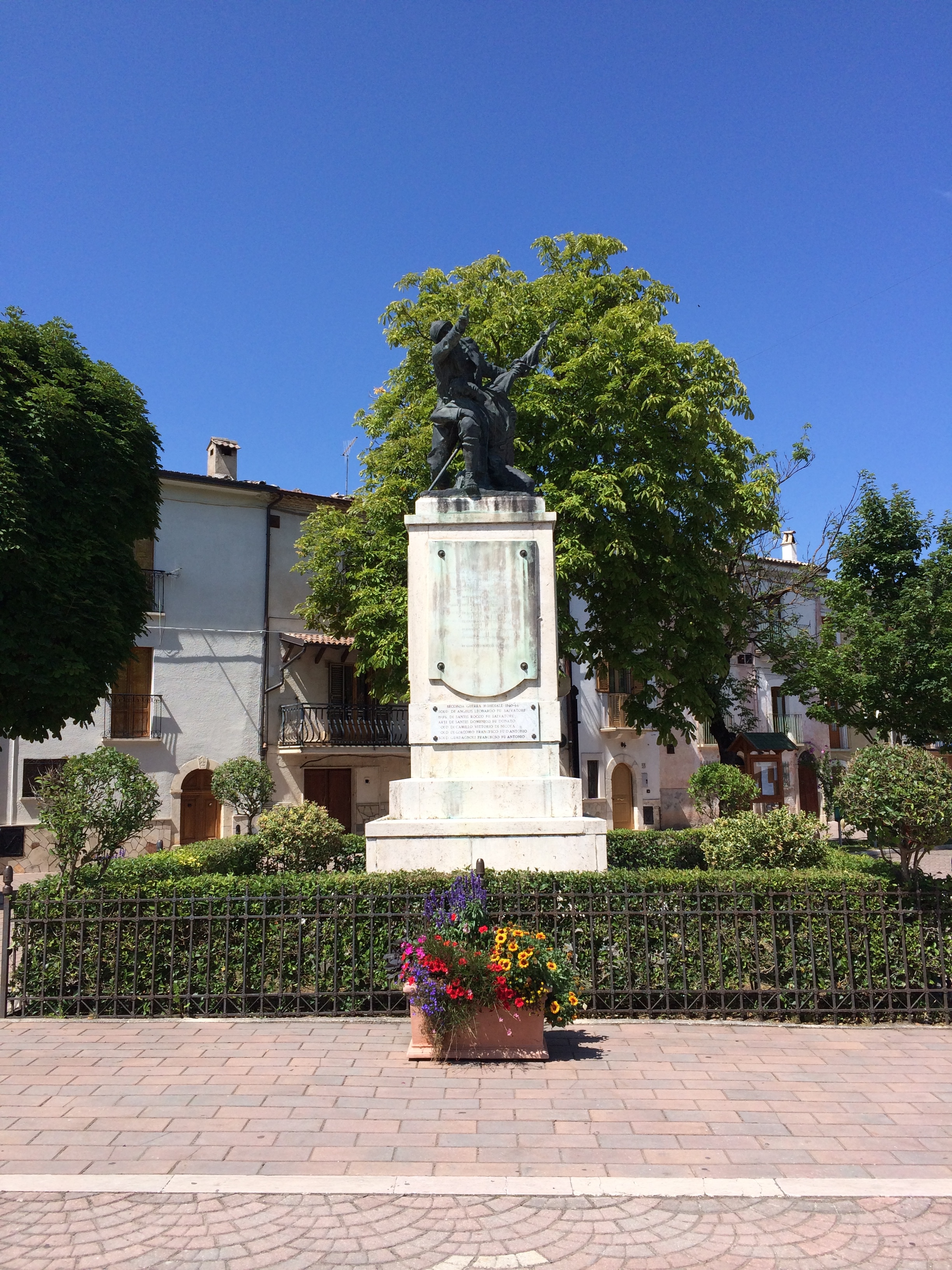 Soldato in combattimento (monumento ai caduti - a cippo) di Granata Giovanni (attribuito) - ambito abruzzese (seconda metà XX sec)