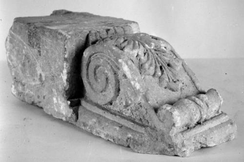 motivo decorativo a volute (scultura, frammento) - ambito salentino (sec. XVII)