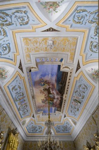 figure femminili intorno ad un carro tirato da cavalli tra architetture illusionistiche e motivi vegetali (soffitto dipinto) - ambito italiano (seconda metà sec. XIX)