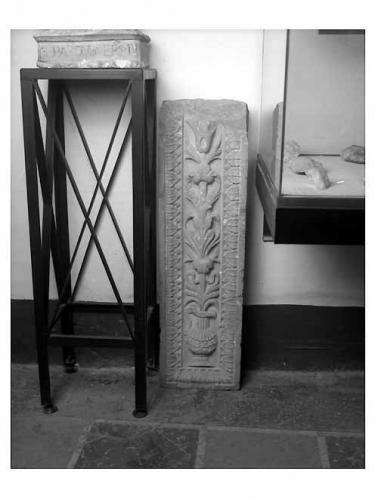 stipite, frammento - ambito pugliese (sec. XV)