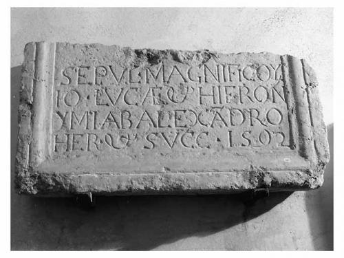 lastra tombale, frammento - ambito pugliese (sec. XVI)