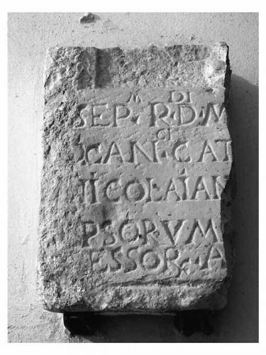 lastra tombale, frammento - ambito pugliese (sec. XVI)