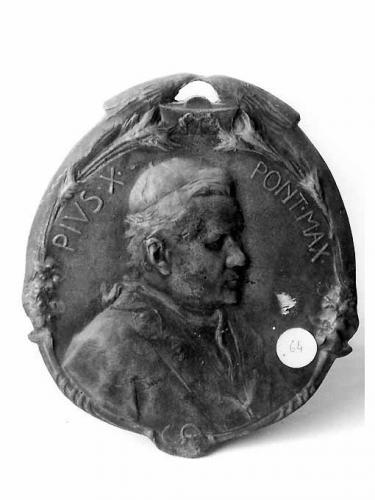 ritratto di Papa Pio X (rilievo) di Fiore Nicola (sec. XX)