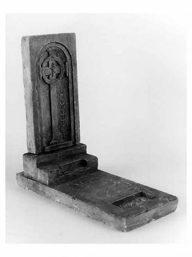 Progetto funebre con croce, croce (scultura) di Fiore Nicola (sec. XX)