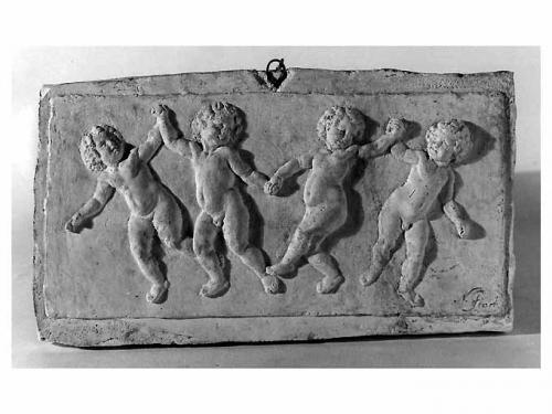 Danza di putti, putti (rilievo) di Fiore Nicola (sec. XX)