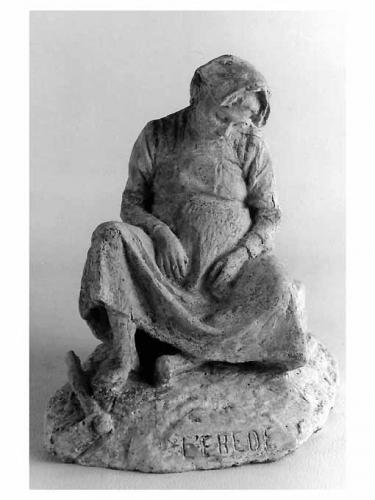 L'Erede, figura femminile seduta (statuetta) di Fiore Nicola (sec. XX)