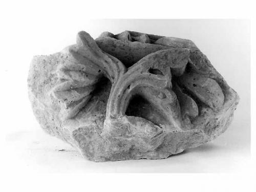 lastra, frammento - ambito Italia meridionale (secc. XVI/ XVII)