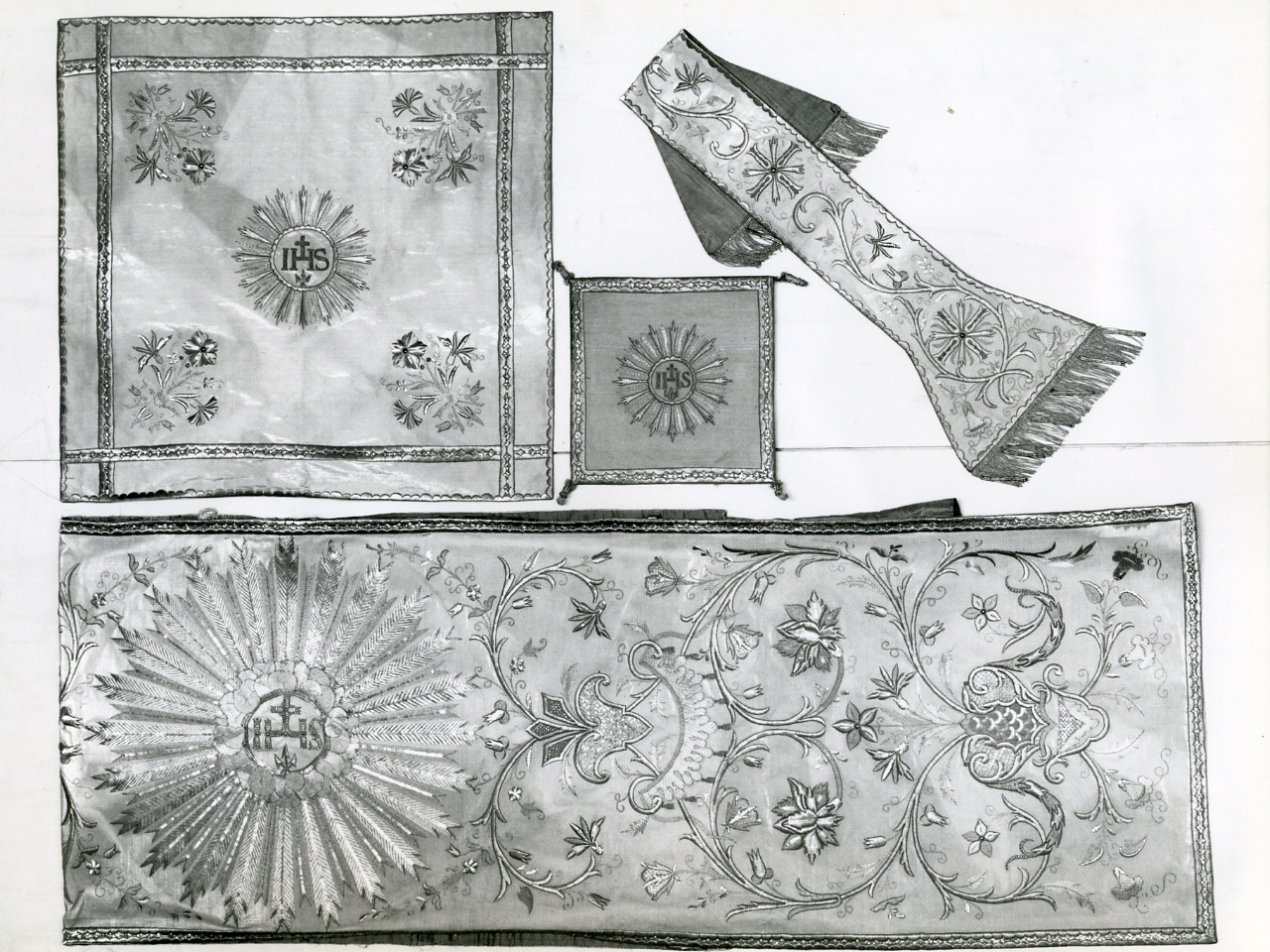 PARAMENTO LITURGICO, INSIEME - manifattura napoletana (Prima metà sec. XIX)