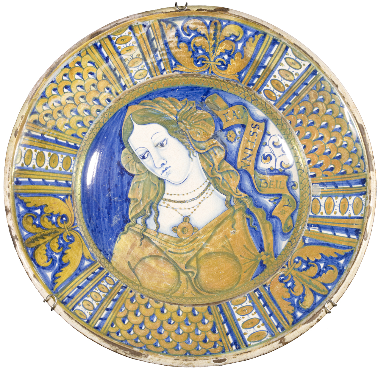 busto di donna, motivi decorativi a foglie d'acanto, motivo decorativo a embricazioni (piatto da pompa) - manifattura di Deruta (primo quarto sec. XVI)