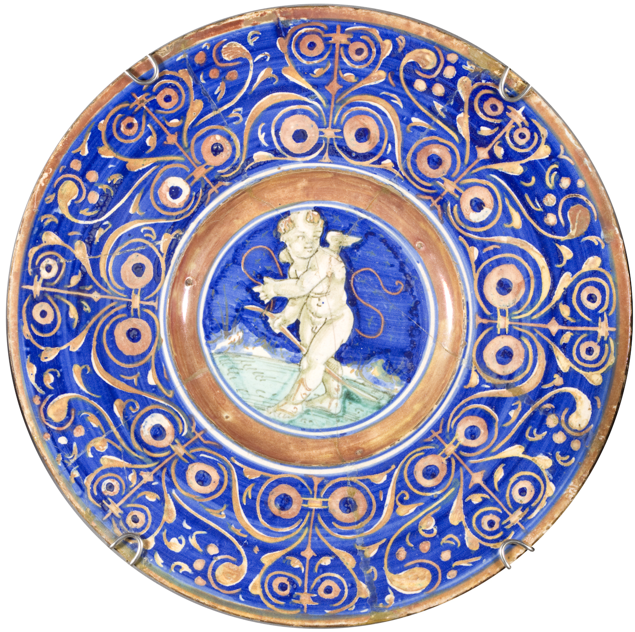 Cupido, motivi decorativi vegetali a palmette (piatto) - manifattura eugubina (secondo quarto sec. XVI)