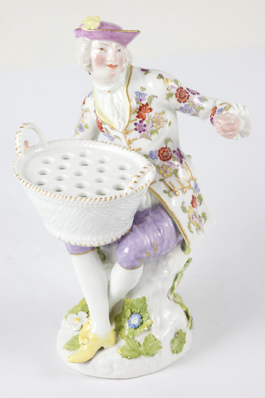 gentiluomo con cesta portafiori (statuetta) - manifattura di Meissen (sec. XVIII)