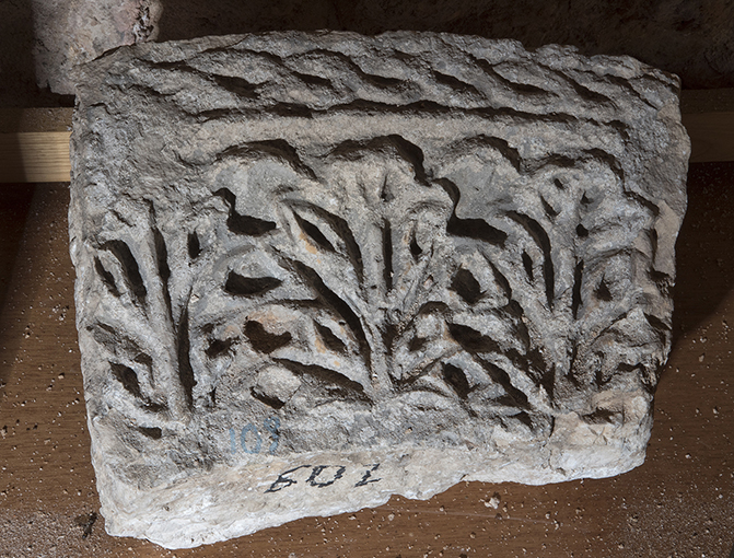 decorazione plastico-architettonica, frammento - ambito pugliese (sec. XIII ?)