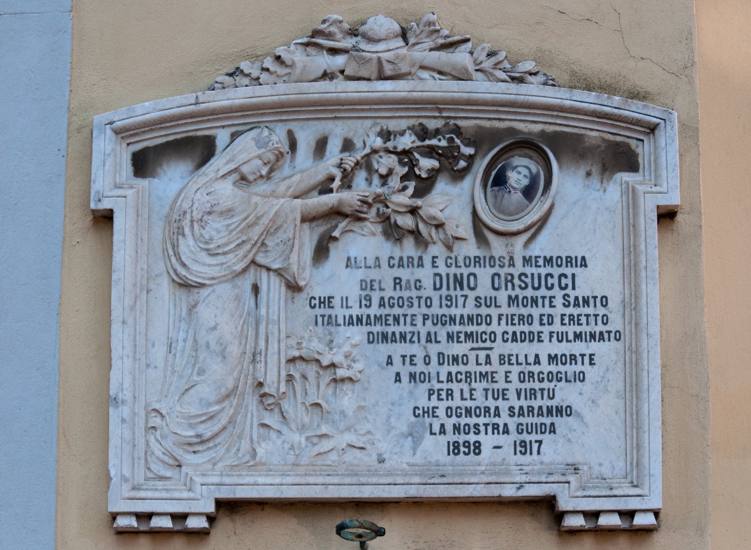 allegoria della Vittoria come donna vestita all'antica (monumento ai caduti - a lapide) - ambito toscano (sec. XX)