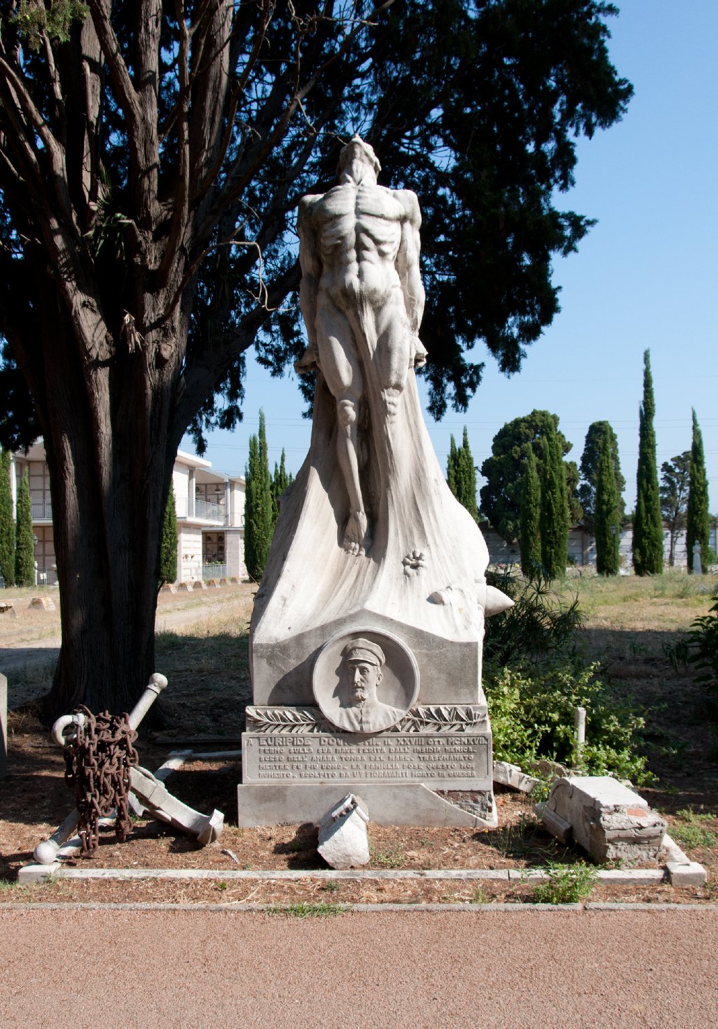 allegoria della morte del soldato (monumento ai caduti - a cippo) di Fioravanti Umberto (sec. XX)