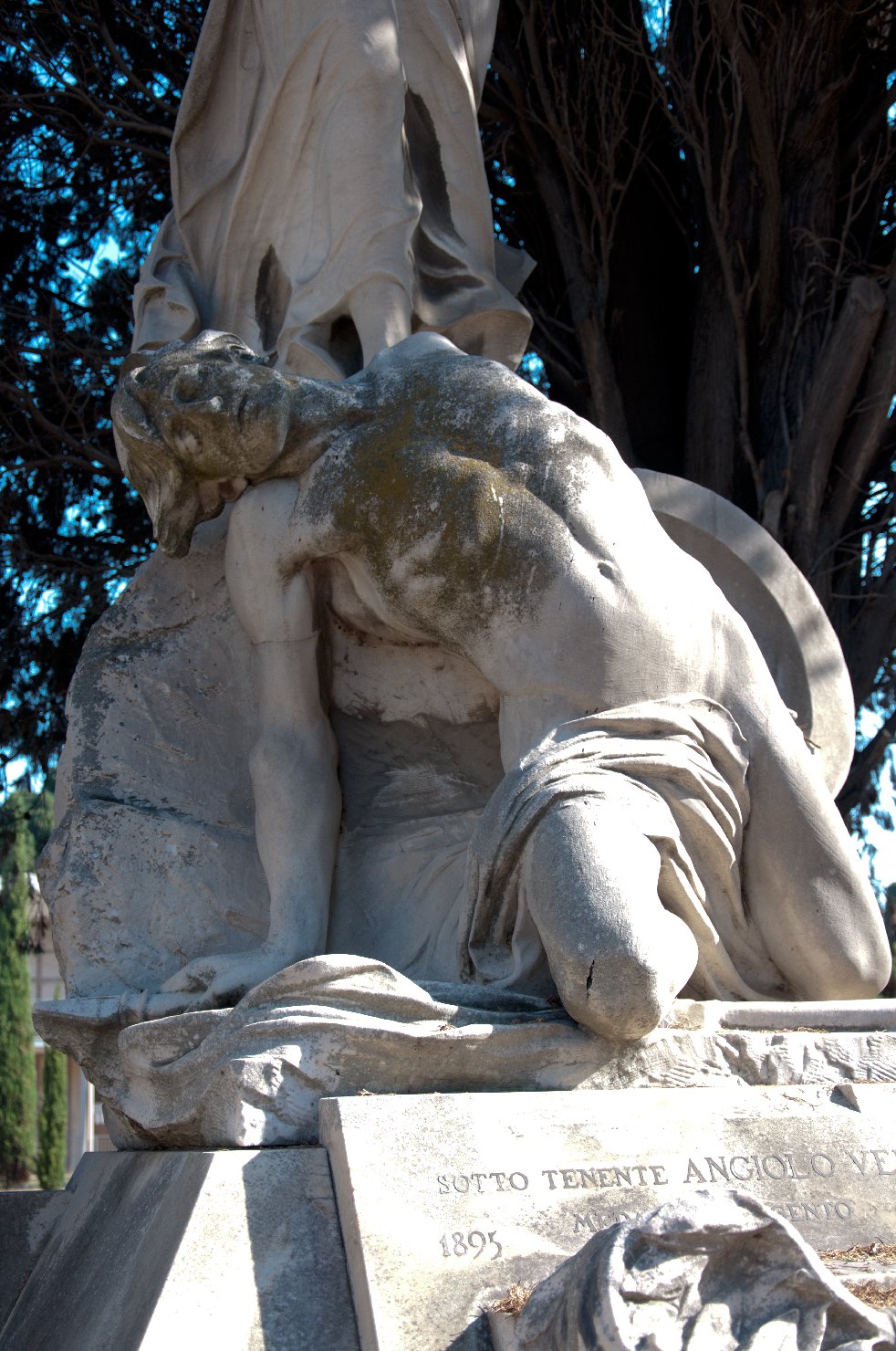 allegoria della Vittoria come donna vestita all'antica, figura di soldato che porta la bandiera, morte del soldato, figura di soldato (monumento funebre) di Zilocchi Giacomo (sec. XX)