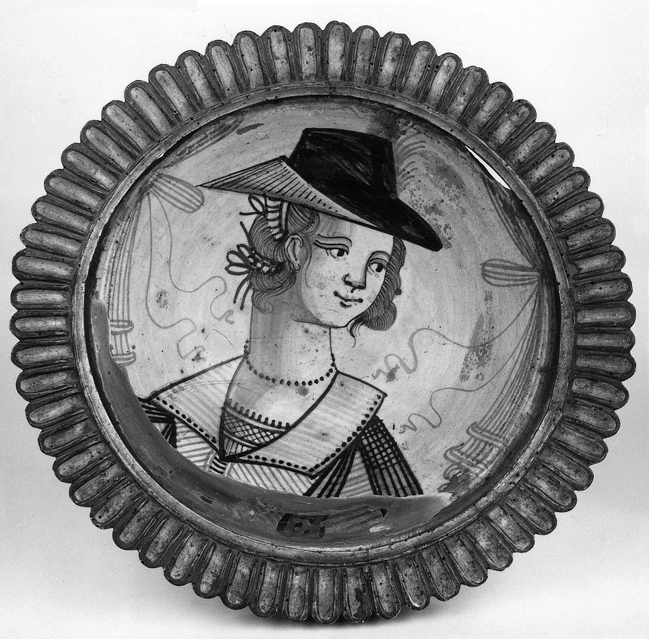figura femminile con cappello (piatto fondo) - manifattura di Acquapendente (inizio sec. XVII)