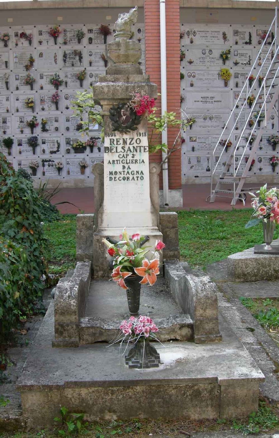 monumento funebre di Ditta Leoni (sec. XX)