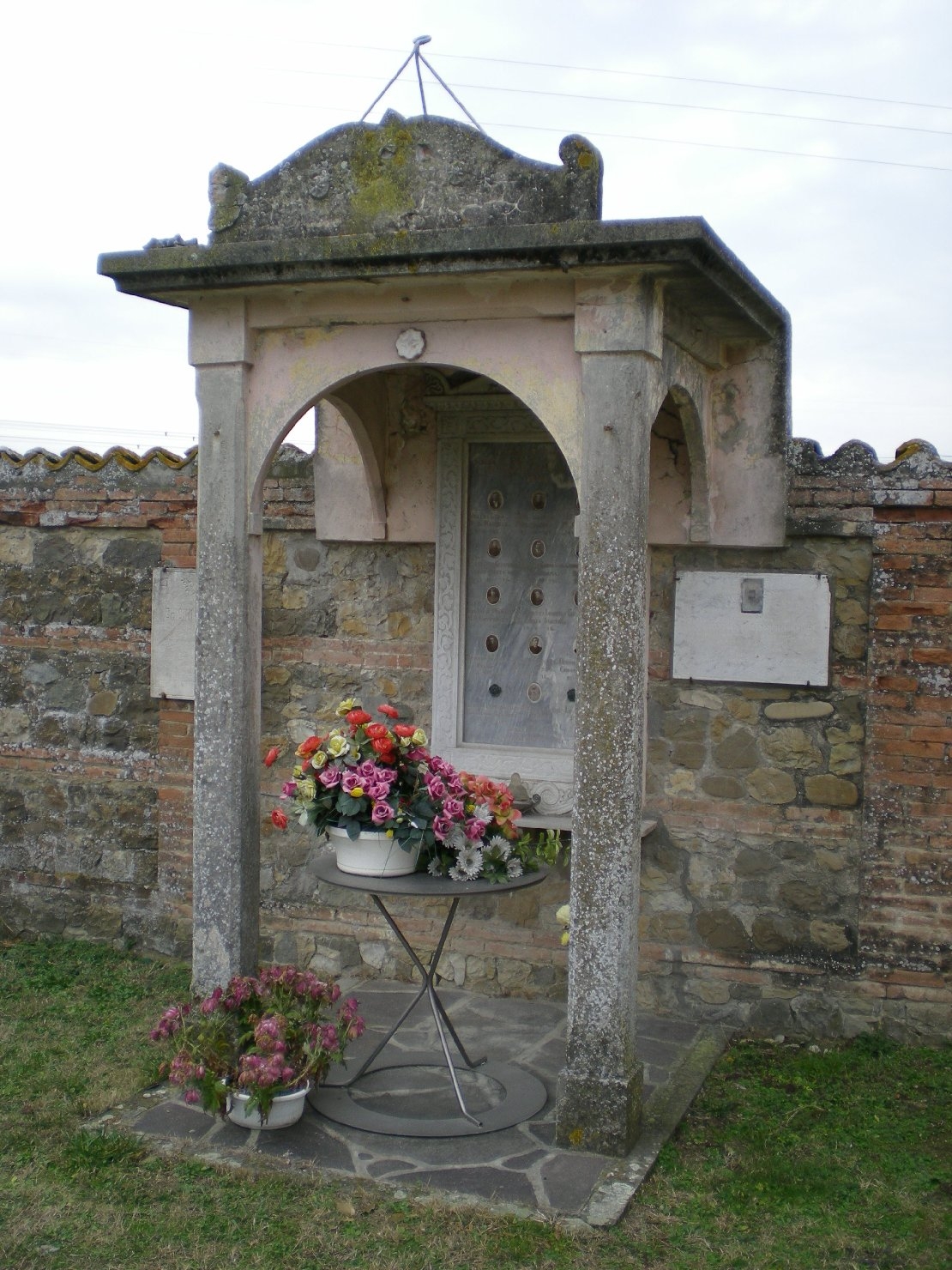 monumento ai caduti - a tempietto - produzione emiliana (sec. XX)