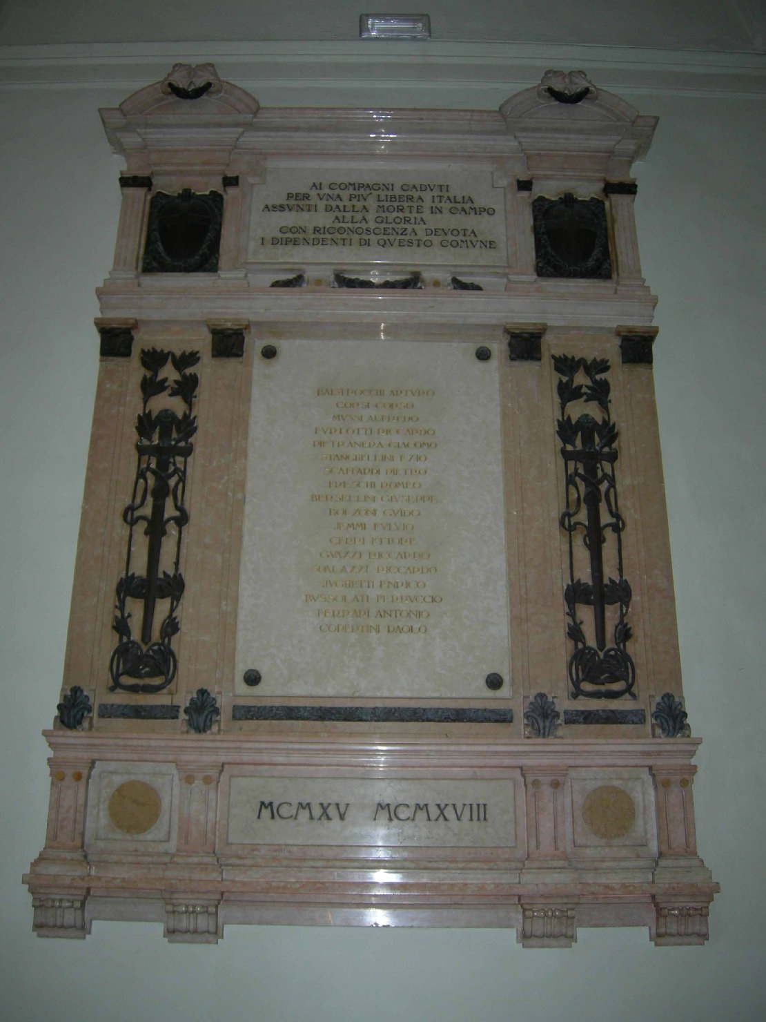 monumento ai caduti - a lapide di Chiavelli M, Ditta Leoni (sec. XX)