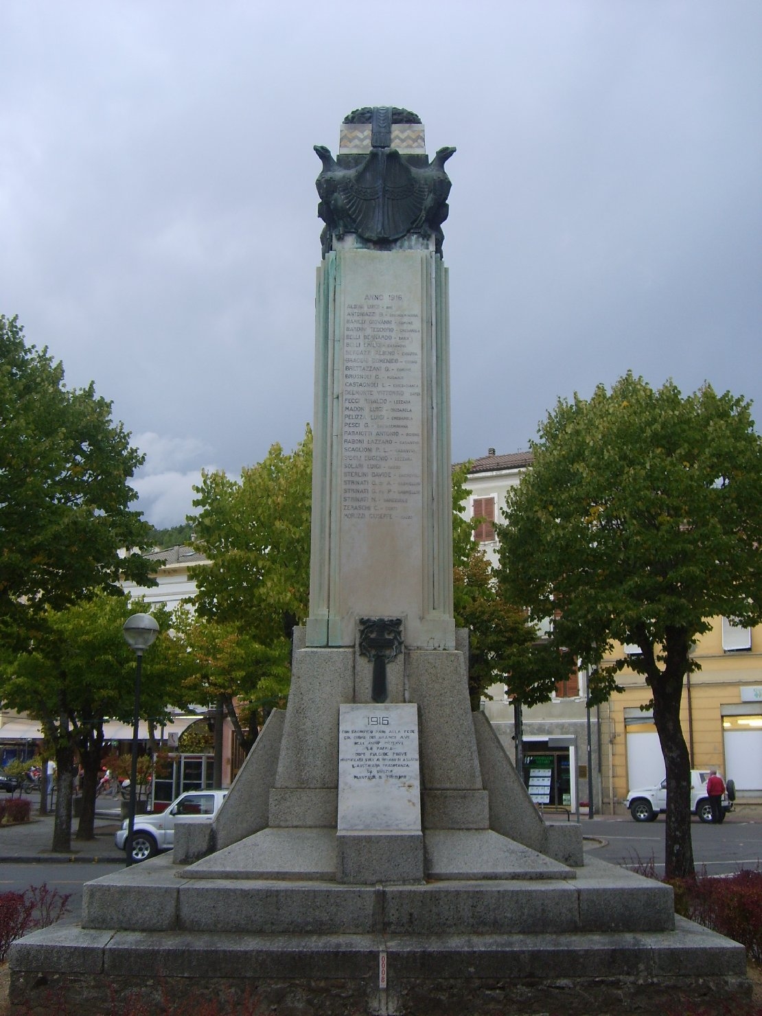 allegoria della Vittoria come aquila (monumento ai caduti - ad obelisco) di Ditta Leoni (sec. XX)