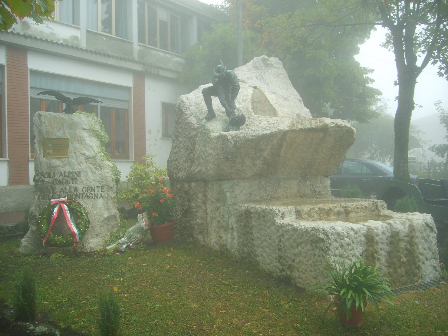 figura di soldato: alpino, allegoria della Vittoria come aquila (monumento ai caduti - a montagna figurata) - produzione emiliana (sec. XXI)