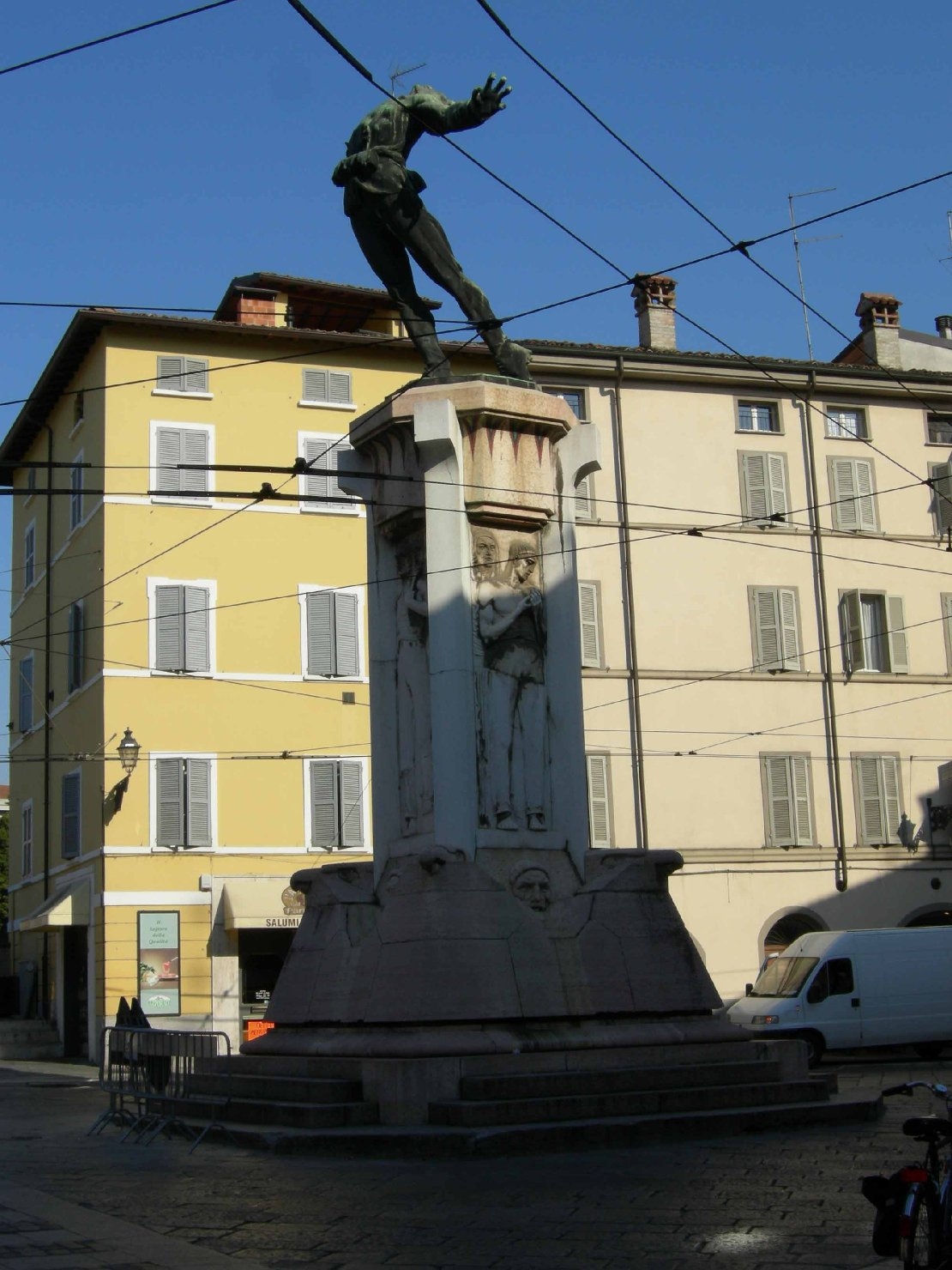 morte del soldato (monumento ai caduti - a basamento) di Monguidi Mario, Marzaroli Alessandro, Martinelli G, Fonderia Battaglini-Frigerio-Vecchi, Ninzetti U (sec. XX)