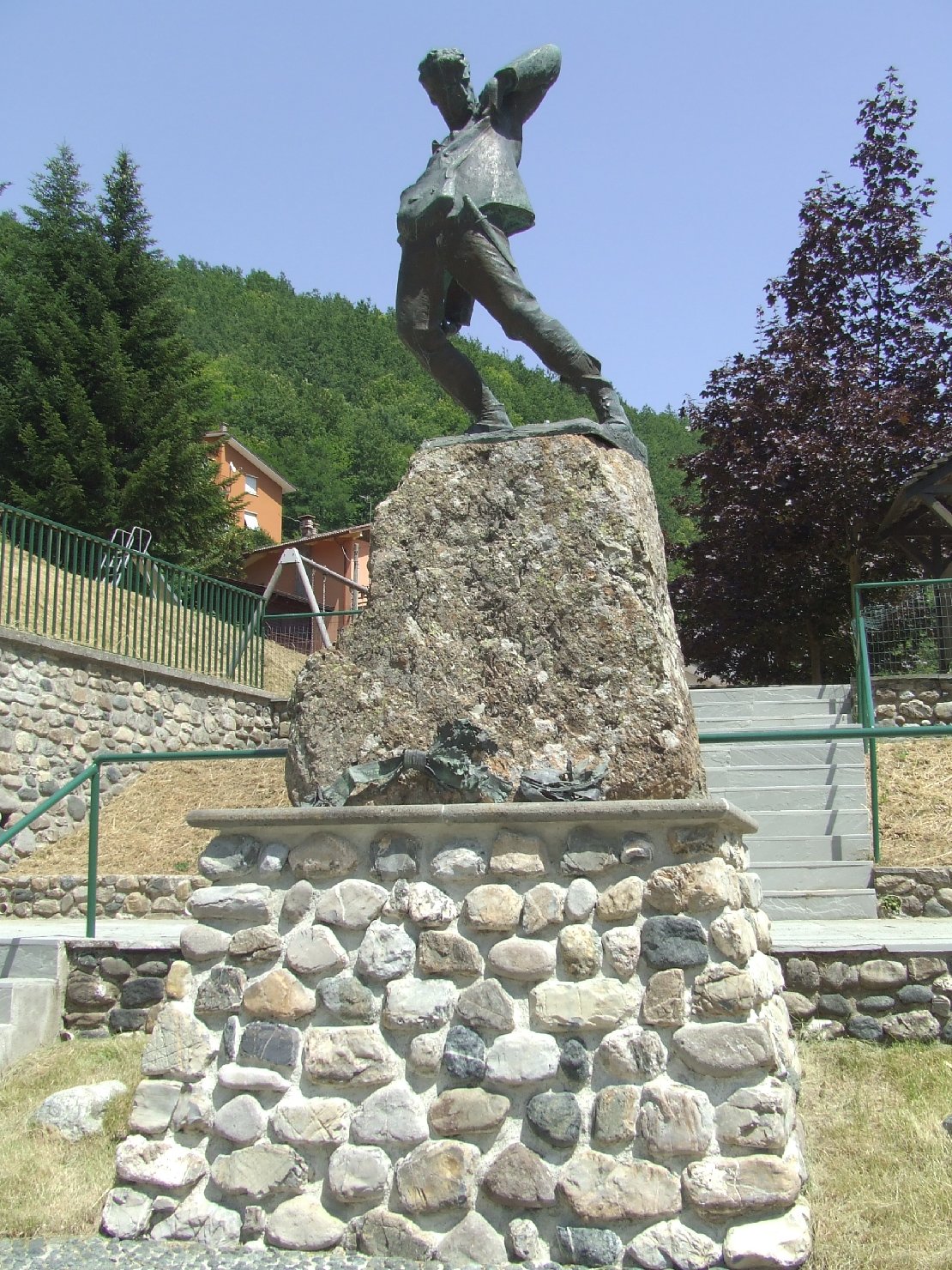 figura di soldato in combattimento (monumento ai caduti - a cippo) di Falcone F (sec. XX)