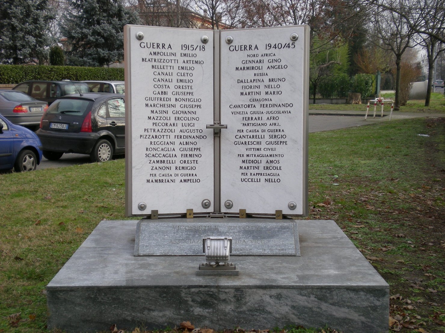 monumento ai caduti - a stele - produzione emiliana (sec. XXI)