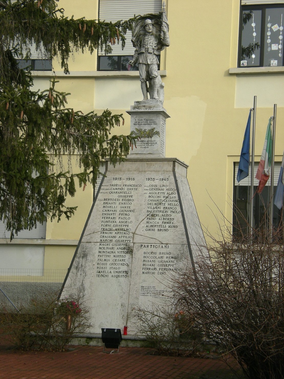 figura di soldato che porta la bandiera (monumento ai caduti - a piramide) - produzione emiliana (sec. XX, sec. XX, sec. XXI)