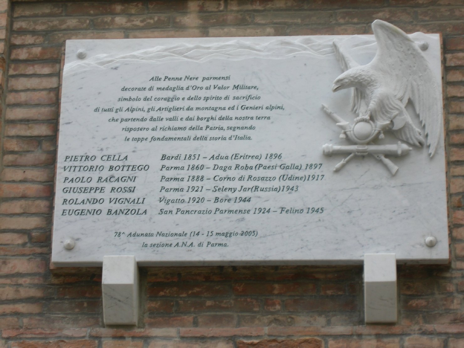 allegoria della Vittoria come aquila (lapide commemorativa ai caduti) di Ditta Arte più di Ceccarelli e Gianfranchi di Carrara (sec. XXI)
