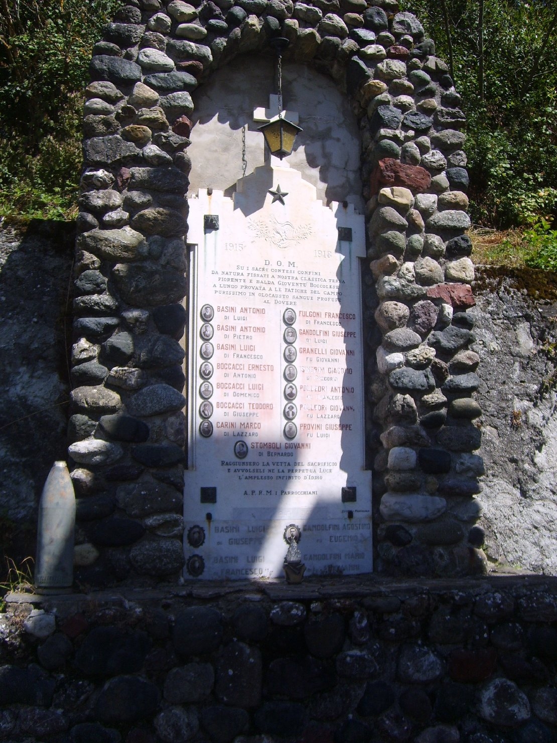 allegoria della Vittoria come aquila (monumento ai caduti - a edicola) di Ditta Zucchi (sec. XX)