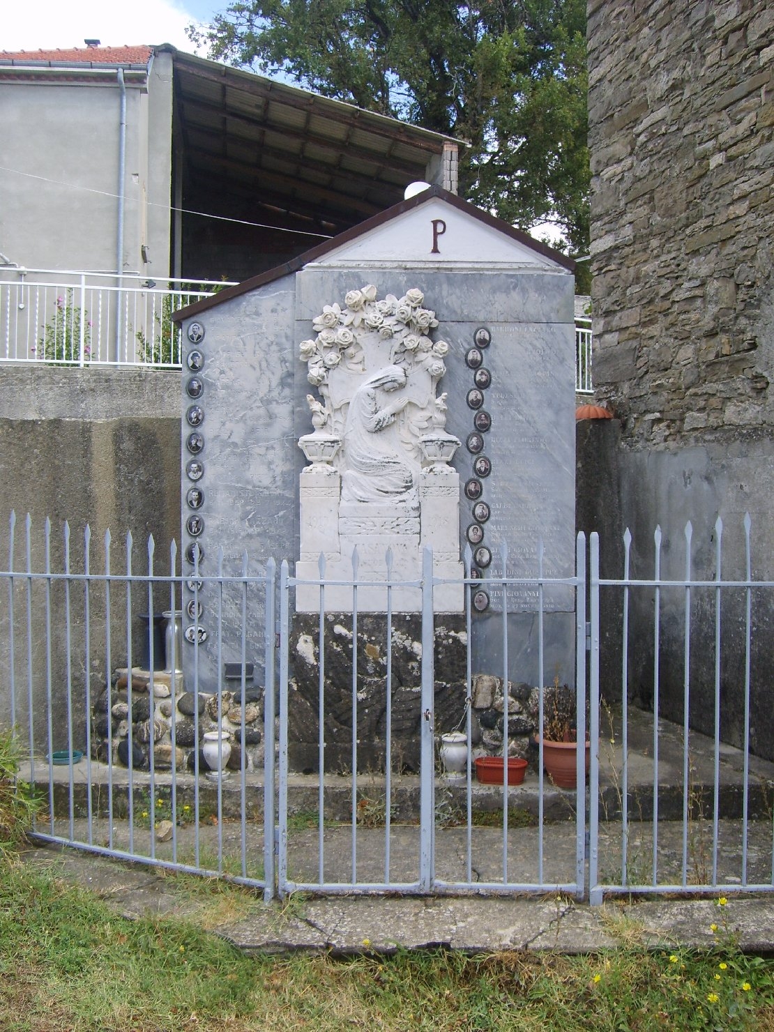 Madonna orante (monumento ai caduti - a edicola) di Ditta De Giuli (sec. XX, sec. XX)