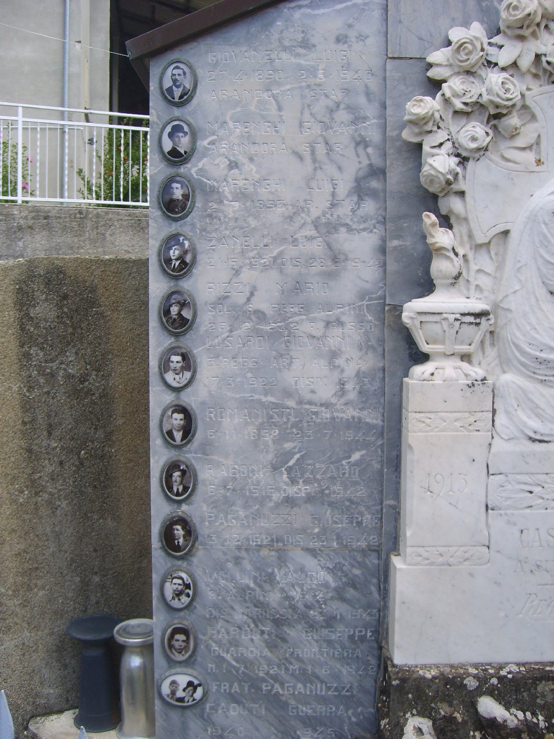 Madonna orante (monumento ai caduti - a edicola) di Ditta De Giuli (sec. XX, sec. XX)