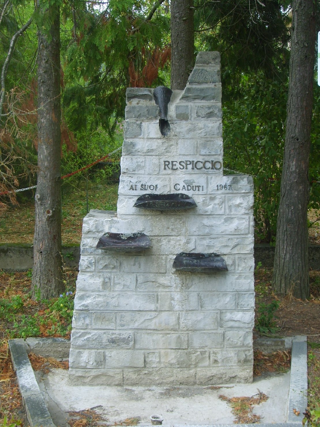 monumento ai caduti - a fontana - produzione emiliana (sec. XX)