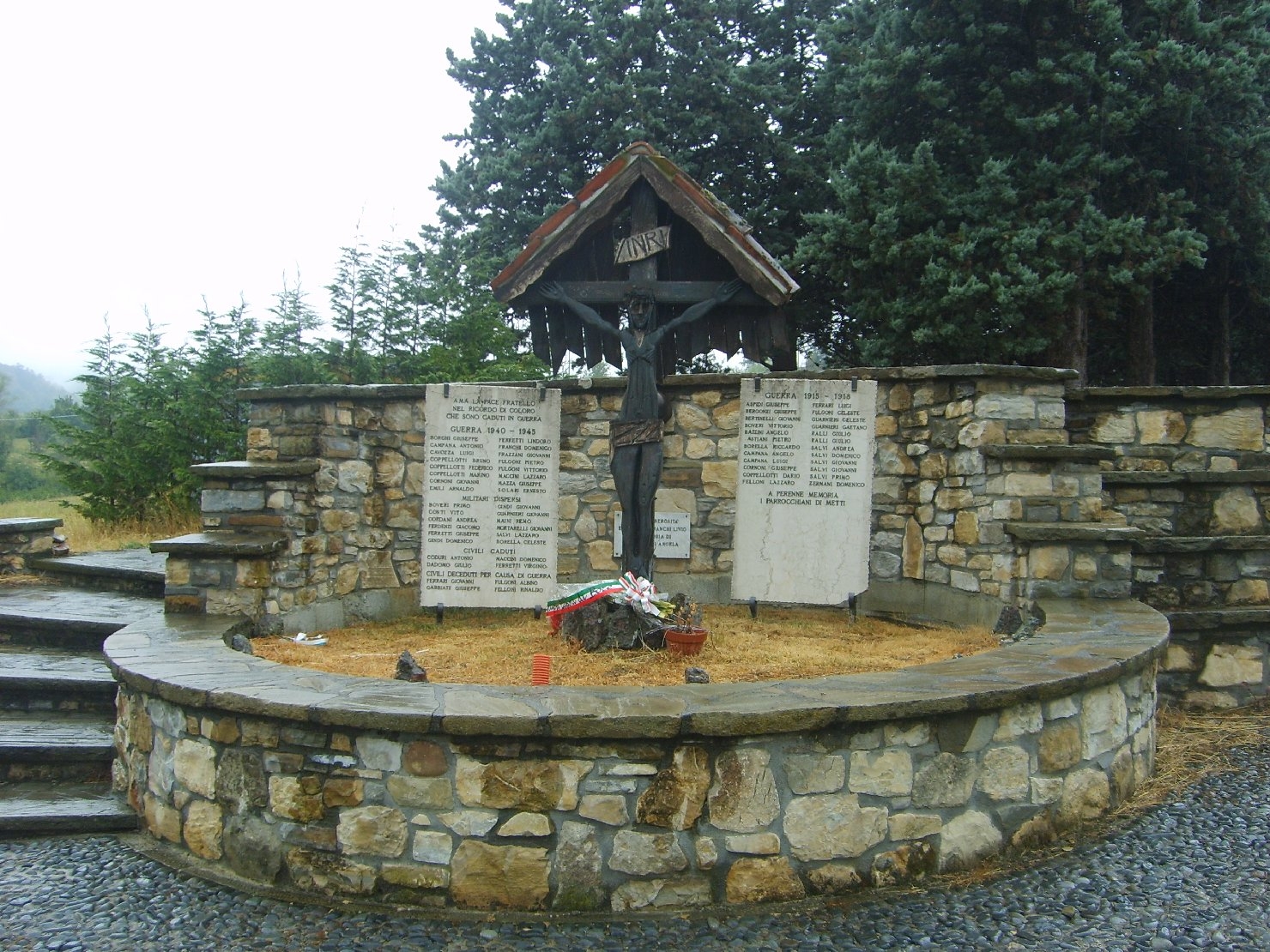 Cristo crocifisso (monumento ai caduti - ad emiciclo) di Franchi Livio (seconda metà sec. XX)