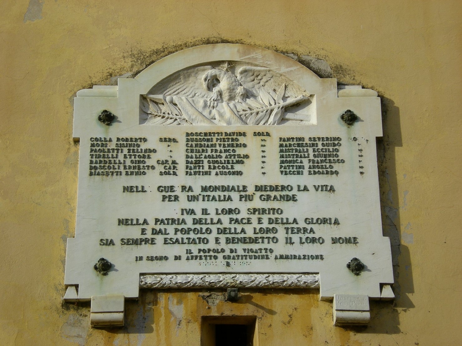 allegoria della Vittoria come aquila (lapide commemorativa ai caduti) di Dossena (sec. XX)