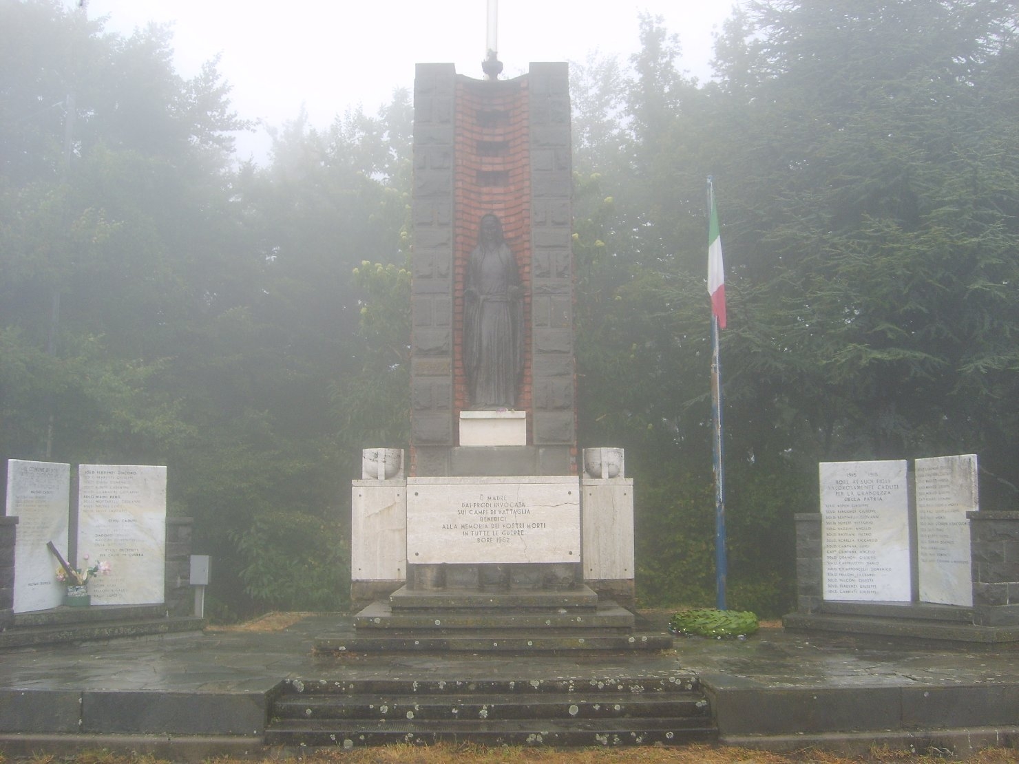 Madonna (monumento ai caduti - a pilo) - produzione emiliana (sec. XX)