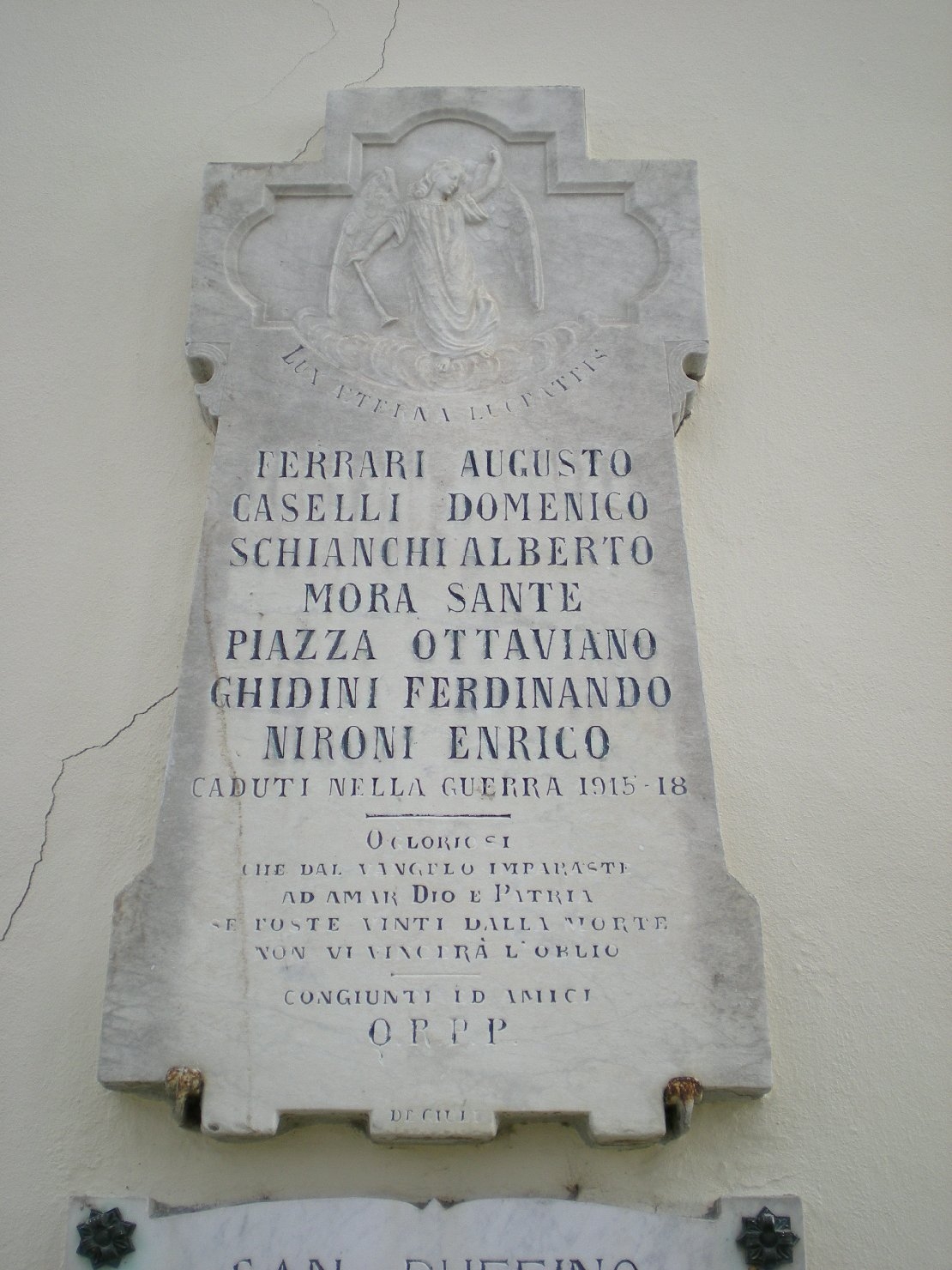 angelo con tromba (lapide commemorativa ai caduti) di Ditta De Giuli (sec. XX)