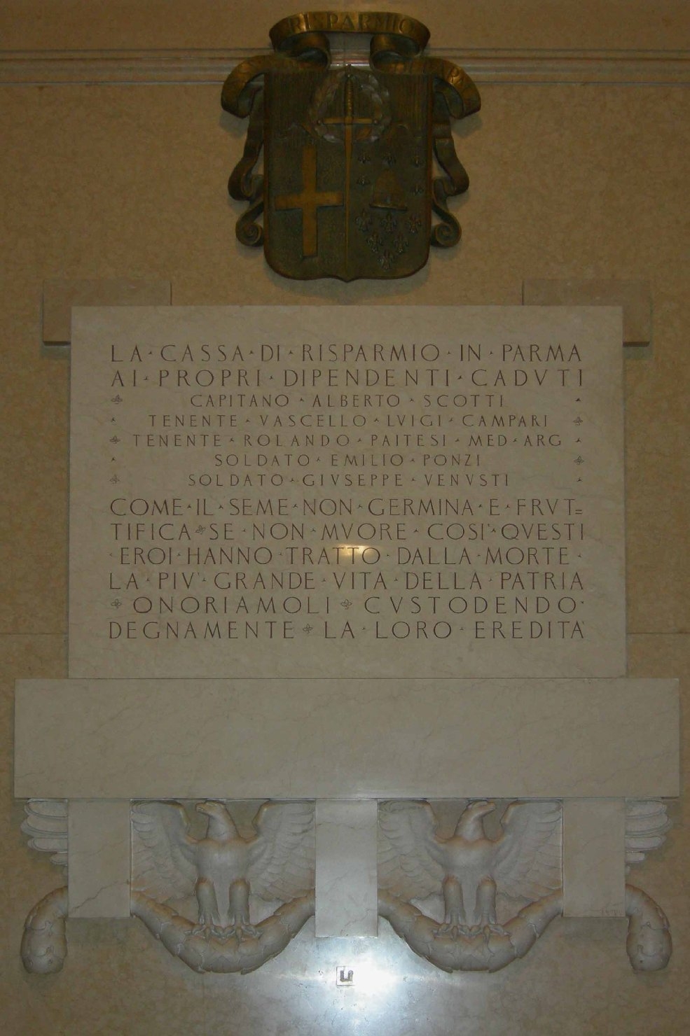 aquile, stemma Cassa di Risparmio di Parma (lapide commemorativa ai caduti) di Rastelli R (sec. XX)