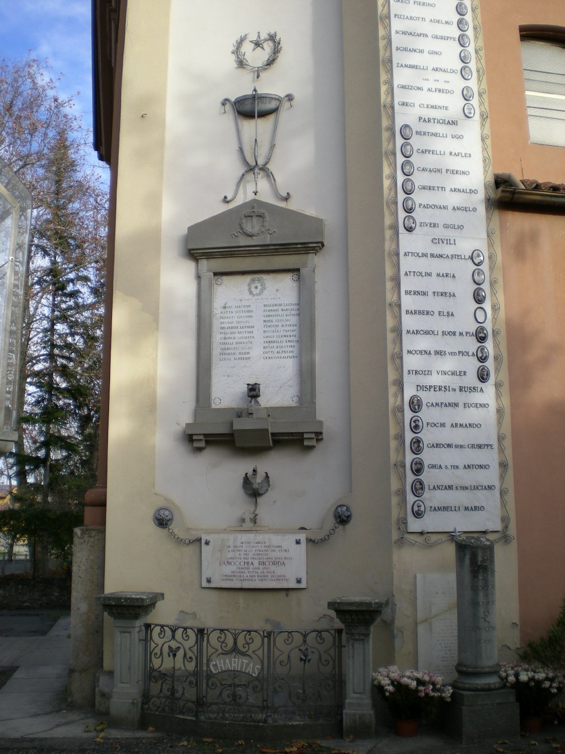 trofeo di armi con elmo (monumento ai caduti - a edicola) - produzione emiliana (sec. XX)