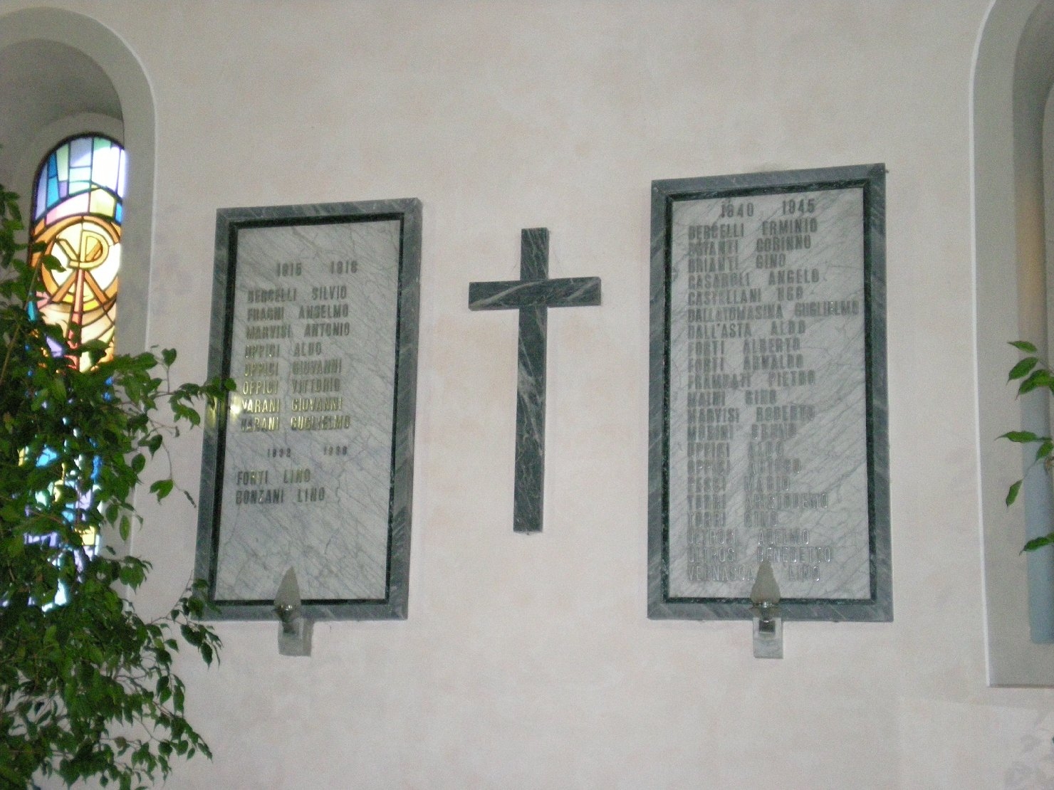 croce (lapide commemorativa ai caduti, coppia) - produzione emiliana (seconda metà sec. XX)