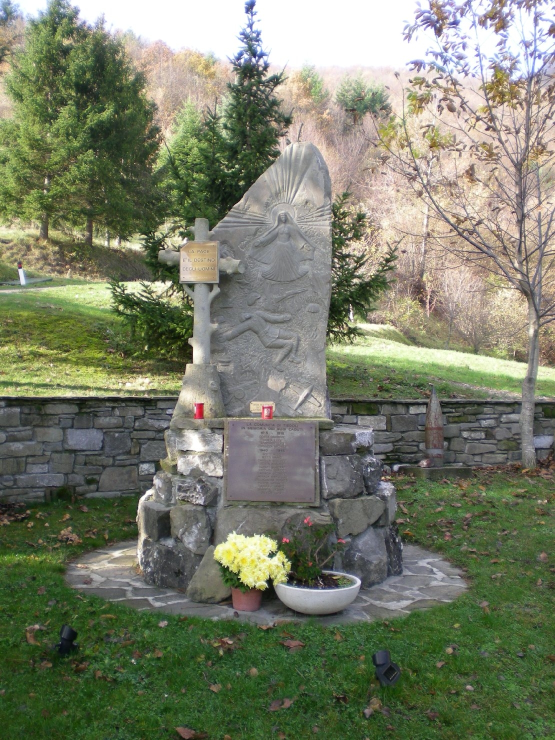 morte del soldato e apparizione di Maria Vergine (monumento ai caduti - a stele) - produzione emiliana (sec. XXI)