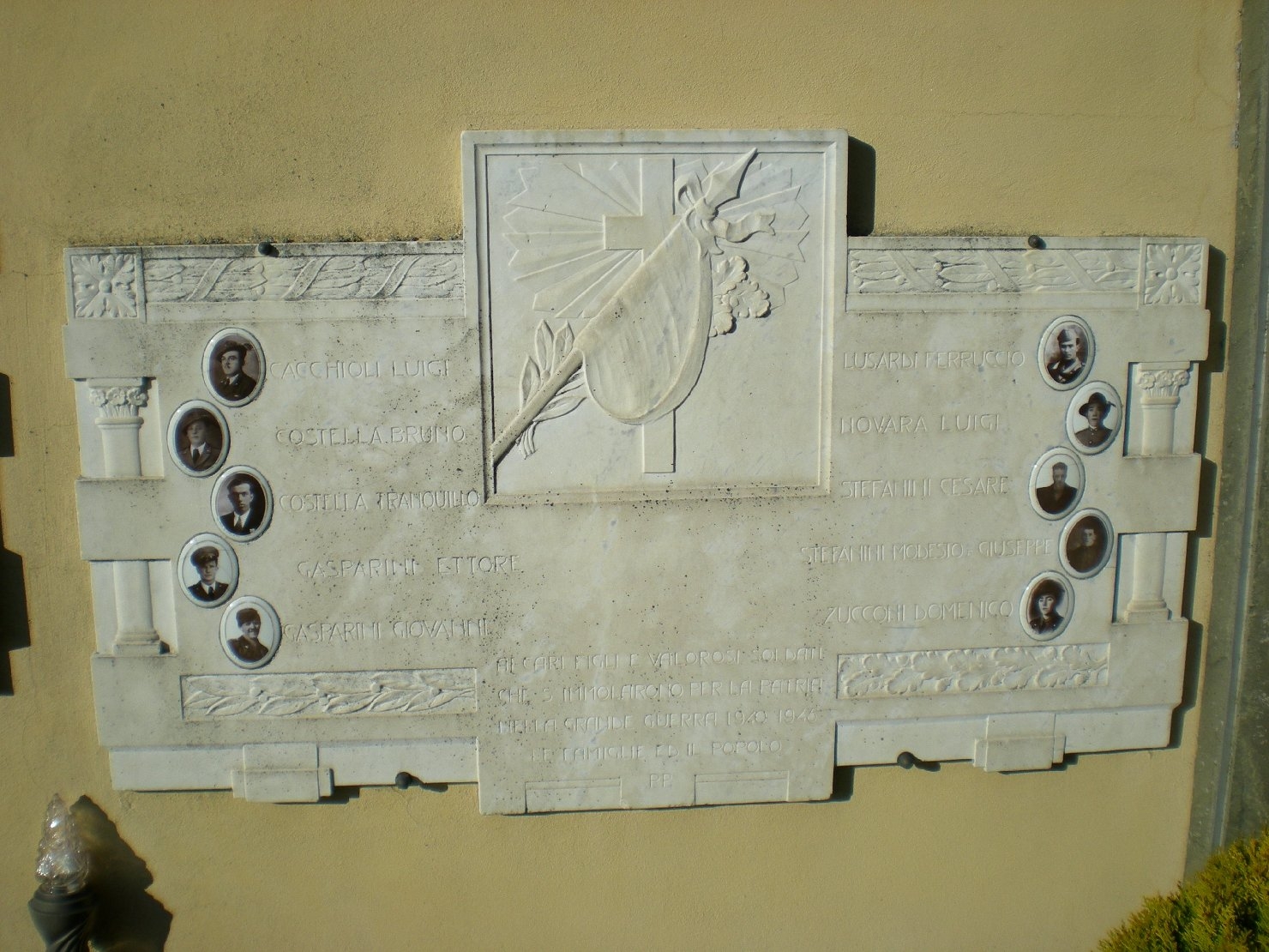croce raggiata e bandiera d'Italia (lapide commemorativa ai caduti) - produzione emiliana (sec. XX)