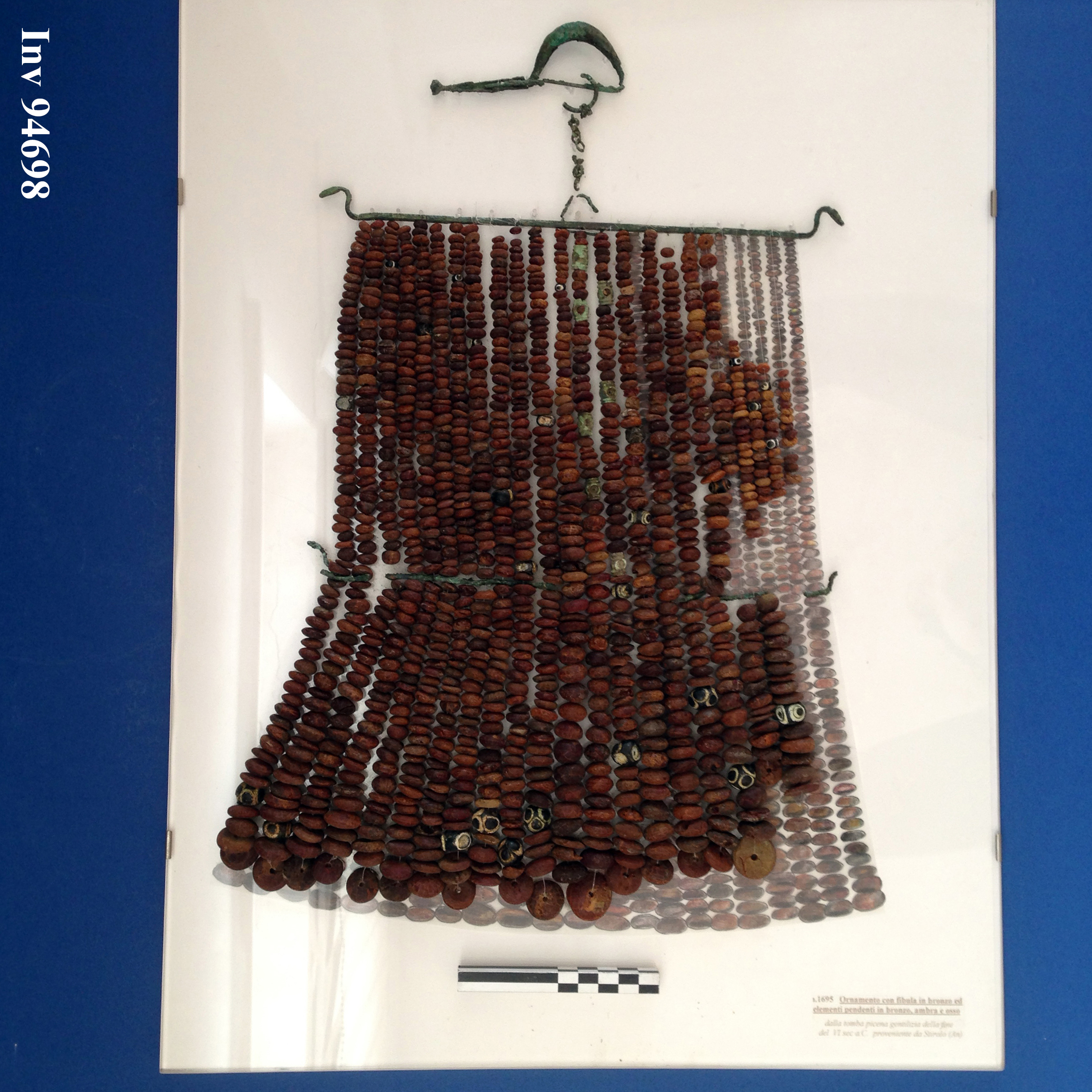 fibula, a sanguisuga, con pettorale-pendaglio (fine VI a.C)