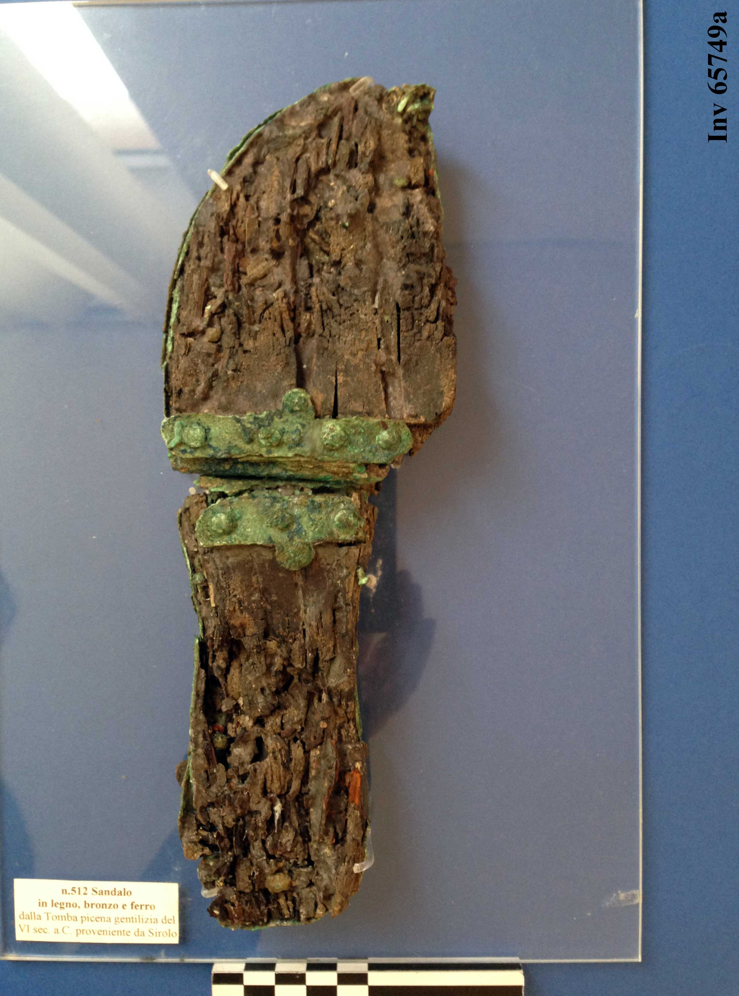 sandalo, a cerniera (fine VI a.C)