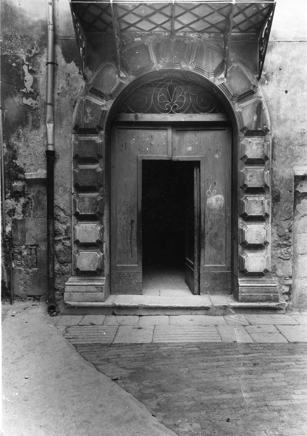 portale - ad arco - bottega Italia meridionale (sec. XVIII)