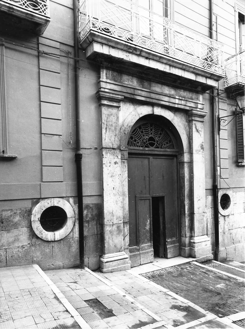 portale - ad arco - bottega Italia meridionale (secc. XVIII/ XIX)